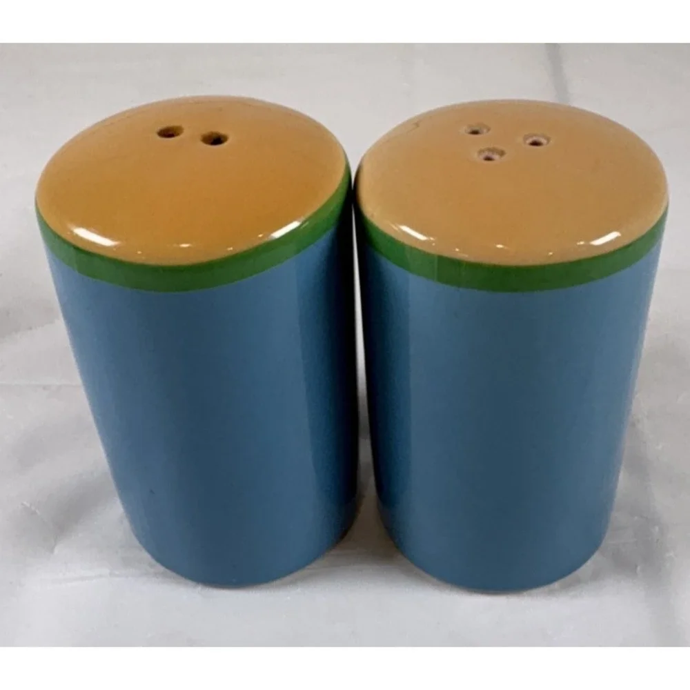 Vintage Elvis‎ Rocks Trademarked Salt and Pepper Shakers Retro Blue Yellow